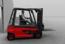 国产小型叉车视频,高效便捷的物流搬运利器