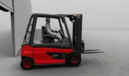 国产小型叉车视频,高效便捷的物流搬运利器